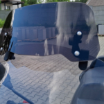 DEFLEKTOR MOTOCYKLOWY 30X14 CIEMNY V-SHAPE – 1 – NEW WAY
